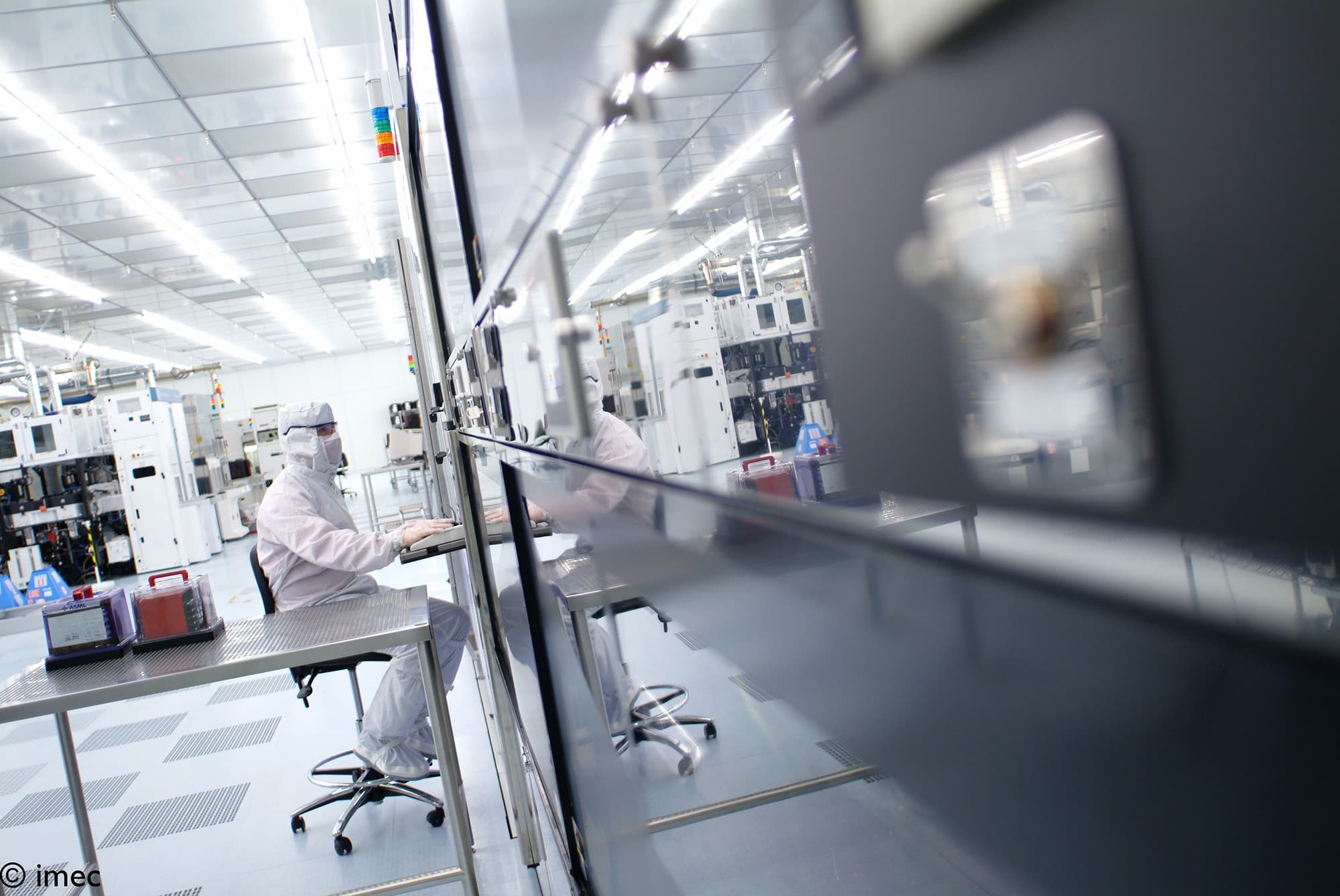 Man in white suit working in imec cleanroom