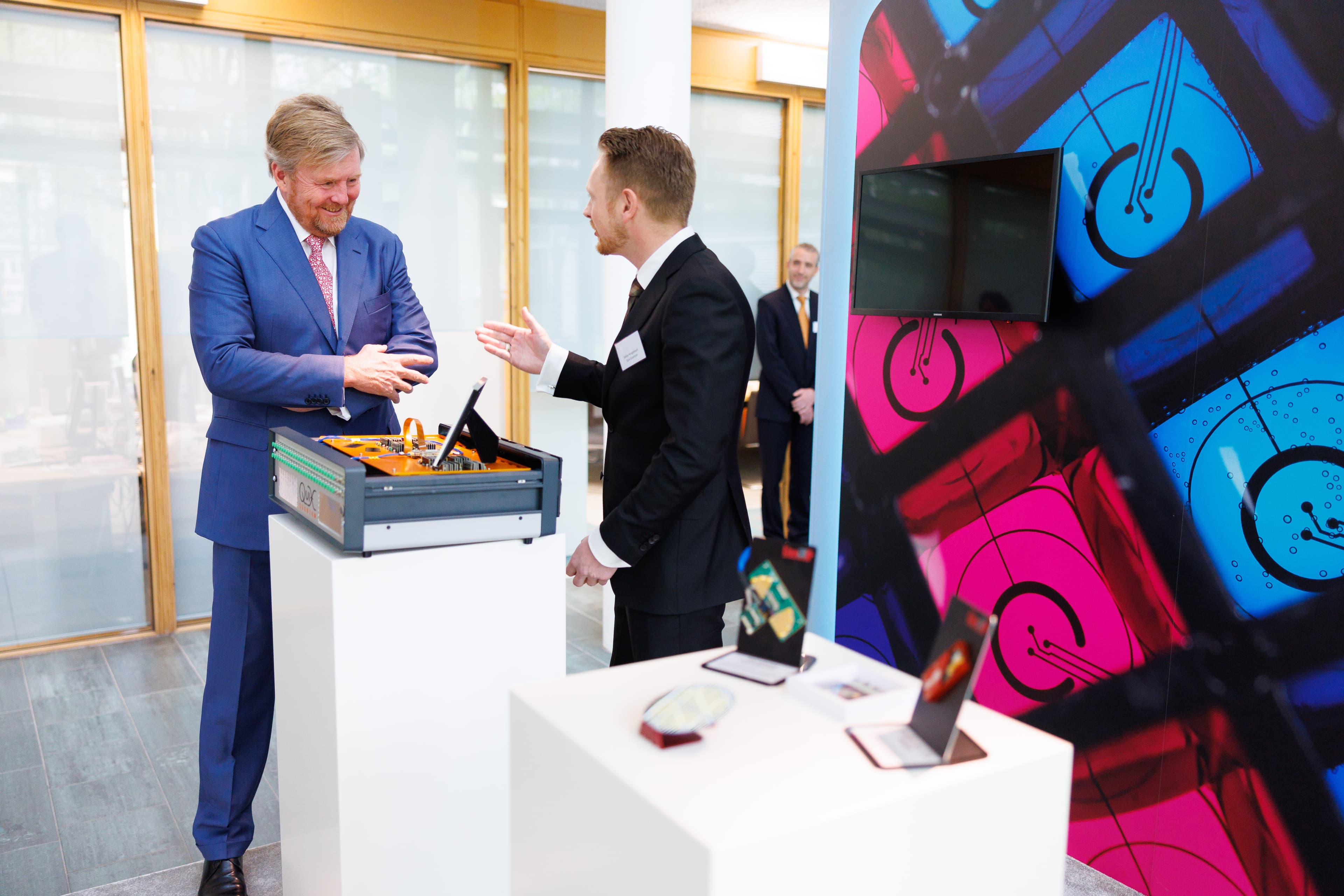 Foto: Bram Saeys; De Koning bezoekt de labs van Holst Centre waar onderzoekers de nieuwste ontwikkelingen voor fotonica in gezondheid en automotive toelichten.
