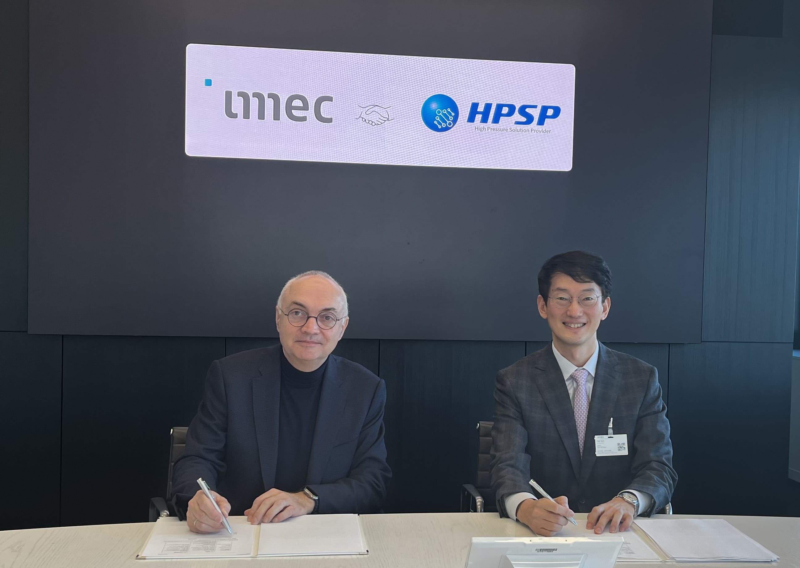 Luc Van den hove & Yong Yoon Kim