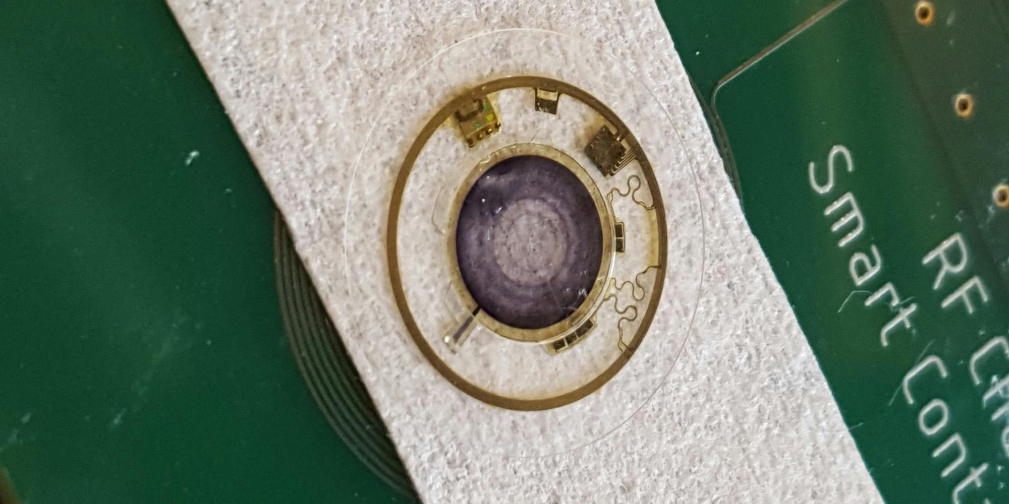 Smart Contact Lens Mimicking the Human Iris