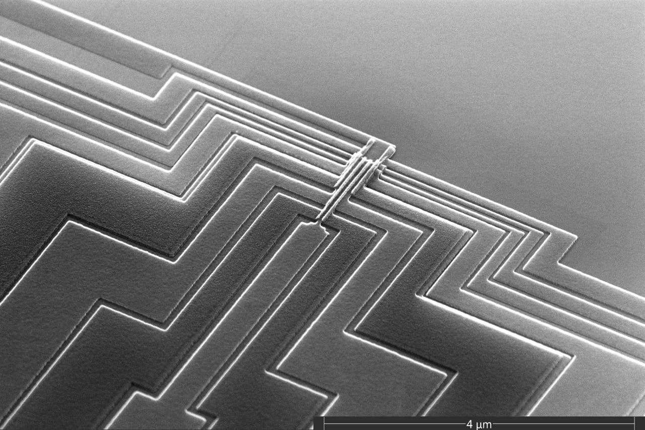 Top view SEM picture of a Si MOS qubit structure, fabricated in imec’s 300mm pilot line, featuring an All-Silicon gate stack process.