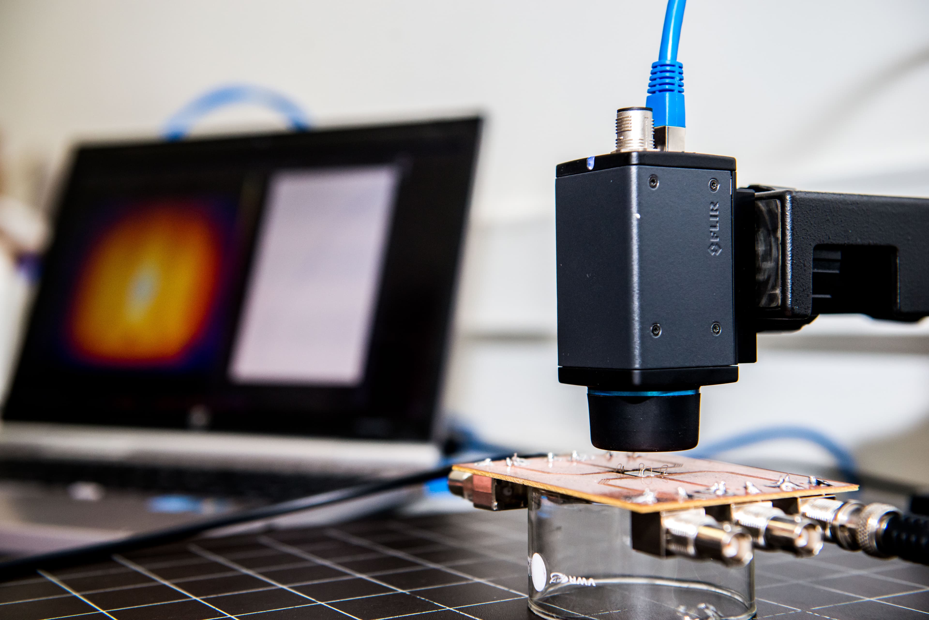 At imo-imomec, infrastructure is available to cover the entire spectrum from fundamental materials research all the way up to failure analyses or reliability testing of materials and devices. ©Liesbeth Driessen