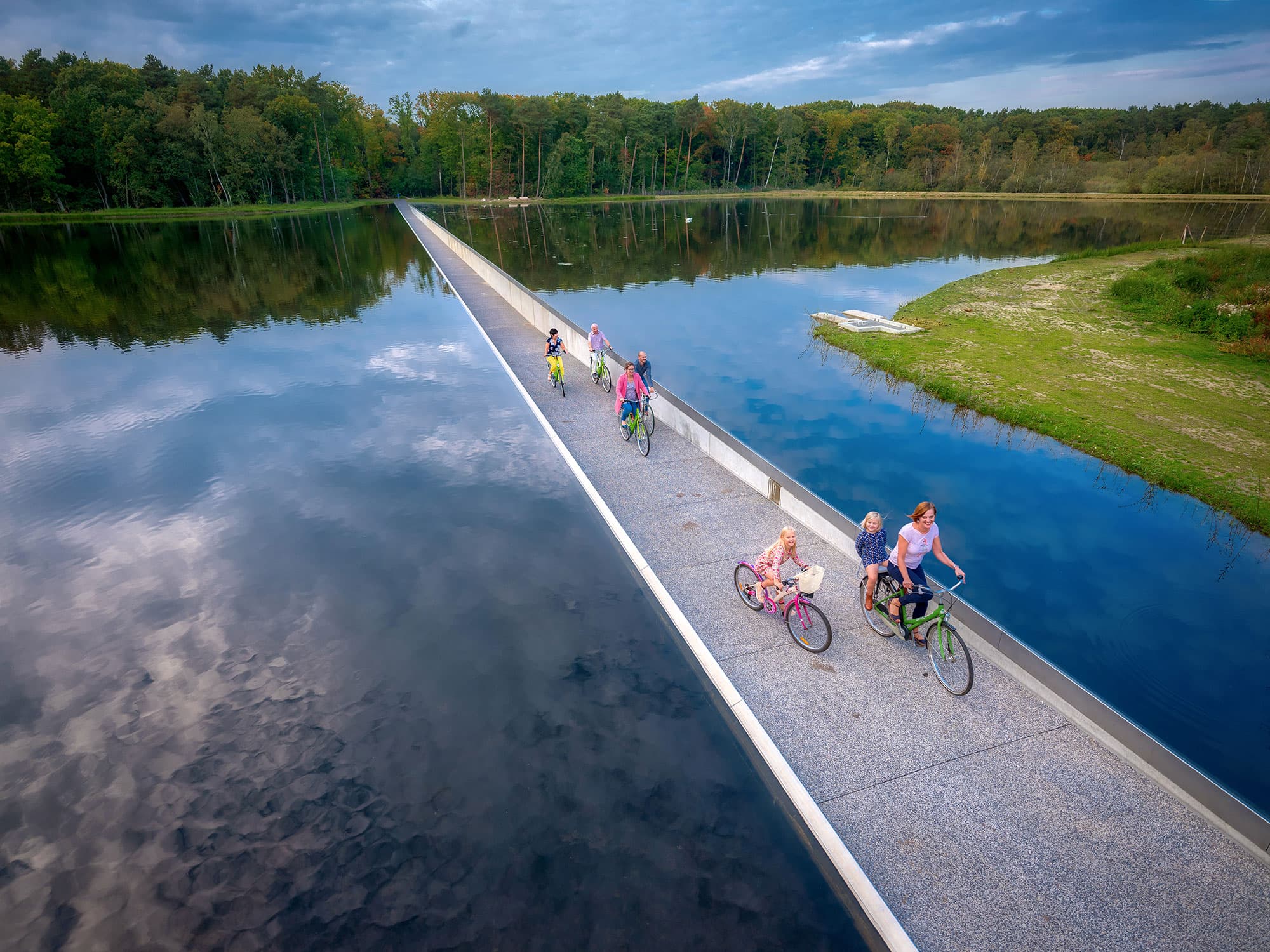 Toerisme Limburg Cycling through Water Family Picture