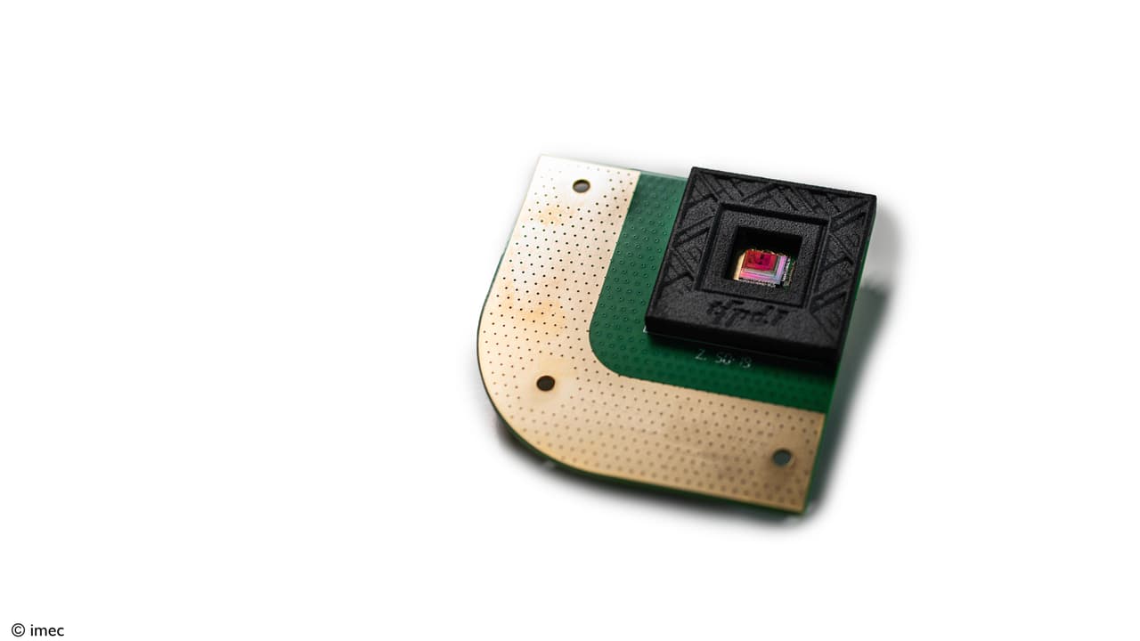 SWIR sensor with lead-free quantum dot photodiodes