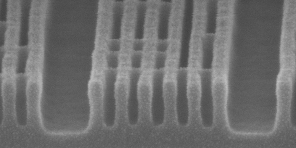 Illustration of a 32nm pitch M2 layer patterned with 193nm immersion-based SAQP in combination with a direct EUV print of the block layer.