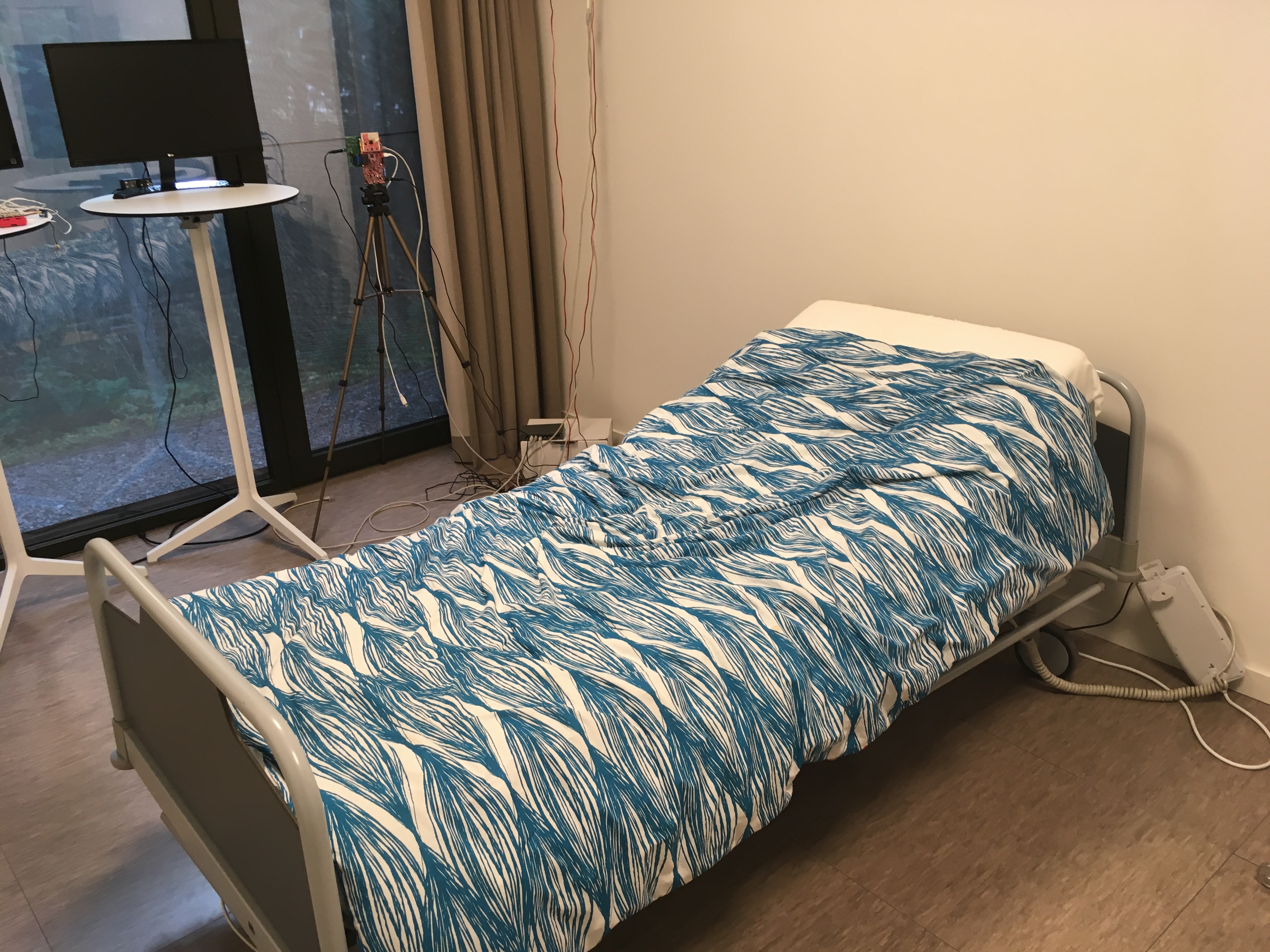 HomeLab’s care room, equipped with indoor radar. Research question: can indoor radar technology be used to recognize people based on their movements? Further research aims at finding out whether the same technology can be used to detect specific human activities.