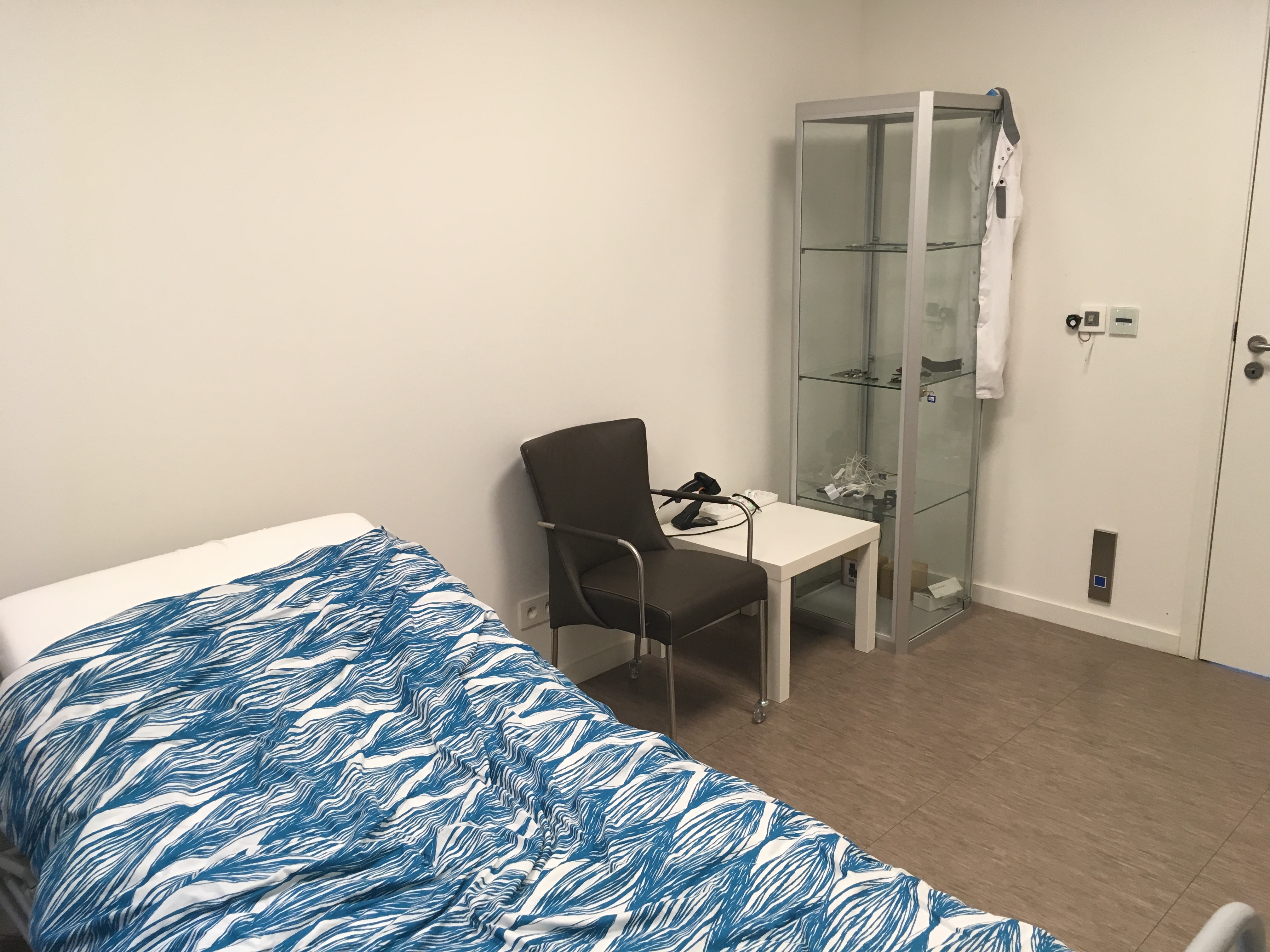 HomeLab’s care room, equipped with indoor radar. Research question: can indoor radar technology be used to recognize people based on their movements? Further research aims at finding out whether the same technology can be used to detect specific human activities.