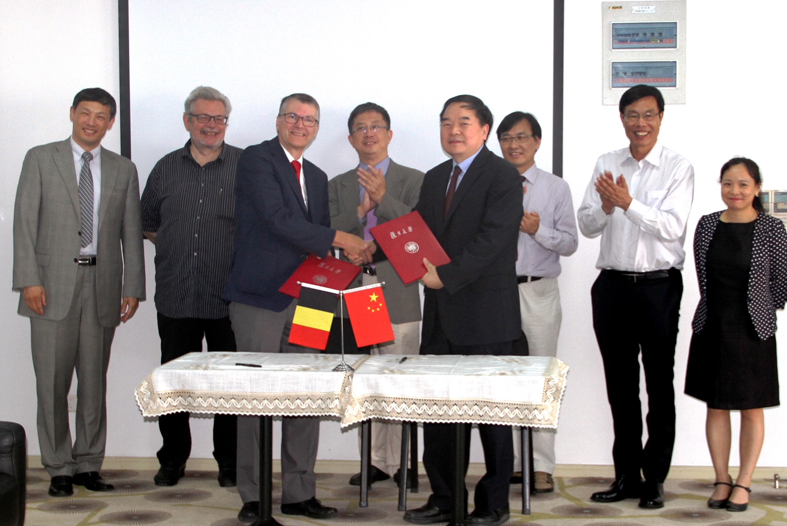 Sign of MOU between IMEC and FUDAN, by IMEC Vice President Prof Rudy Lauwereins and FUDAN deputy president Prof Xinhe Bao, June 2, 2017